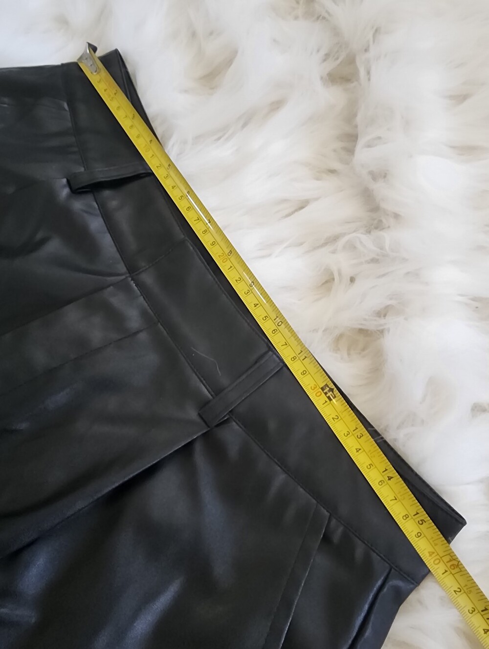 Black High-Waisted Faux Leather Cuffed Shorts Size Large - Picture 4 of 4